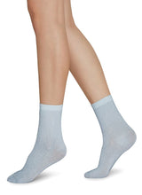 Charger l&#39;image dans la galerie, Nachhaltige Glitzersocken in hellblau von Swedish Stockings. Online shoppen Schweiz.

