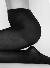Lade das Bild in den Galerie-Viewer, Bio Baumwollstrumpfhosen in schwarz von Swedish Stockings. Online bestellen Schweiz.
