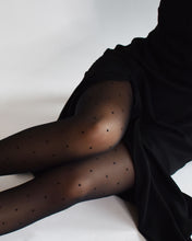 Lade das Bild in den Galerie-Viewer, Swedish Stockings - Doris Dots 40 Denier - Strumpfhose -schwarz
