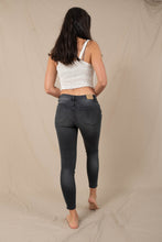 Lade das Bild in den Galerie-Viewer, Nachhaltige Jeans in schwarz von Nagev. Online bestellen Schweiz.
