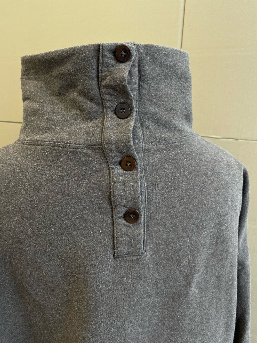 Pullover-braun-detail-hinter