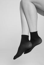 Lade das Bild in den Galerie-Viewer, Nachhaltige Socken in kaki und weiss von Swedish Stockings. Online bestellen Schweiz.
