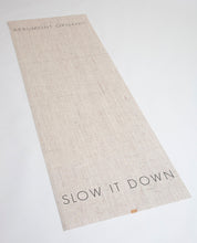 Lade das Bild in den Galerie-Viewer, Beaumont Organic - Slow it down - Yoga Matte - beige
