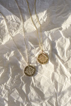 Charger l&#39;image dans la galerie, Goldene Halskette - Kompass - recycelten Materialien - von Wild Fawn - Online bestellen - Schweiz.
