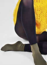 Charger l&#39;image dans la galerie, Nachhaltige Socken in kaki und weiss von Swedish Stockings. Online bestellen Schweiz.
