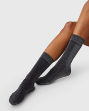 Lade das Bild in den Galerie-Viewer, Swedish Stockings - Ines Shimmery - Socken - schwarz silber
