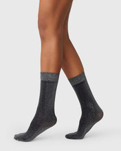 Lade das Bild in den Galerie-Viewer, Swedish Stockings - Ines Shimmery - Socken - schwarz silber
